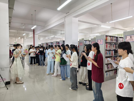 图书馆举办“诗海寻踪，书海探秘”主题比赛活动