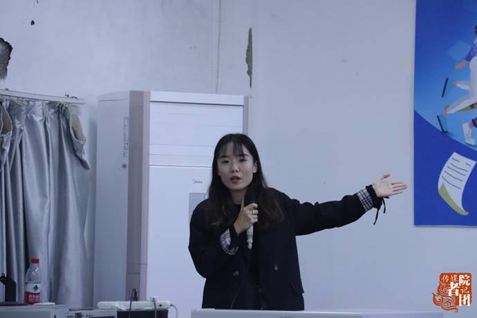 传媒学院书记助理李若琳向20级新闻传播学类的同学们讲解具体的线上课程的操作方法 传媒学院书记助理李若琳向20级新闻传播学类的同学们讲解具体的线上课程的操作方法